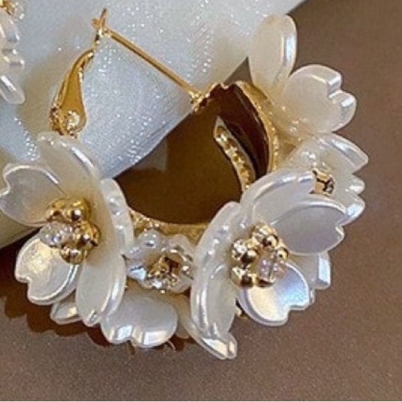 Chic Floral Gold and White Earrings - Picture 4 of 7